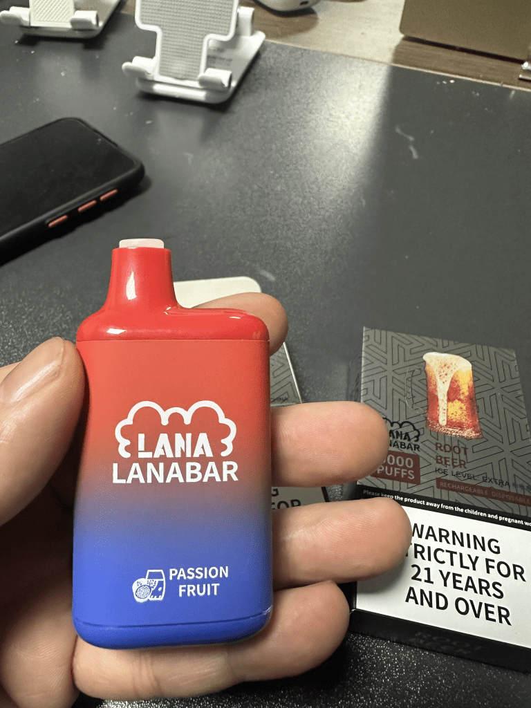 LANA 5000口拋棄式電子煙手持實拍圖